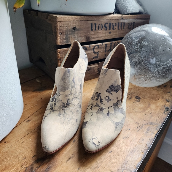 John Fluevog "Kendra" beige/Grey floral leather heels - Picture 3 of 6